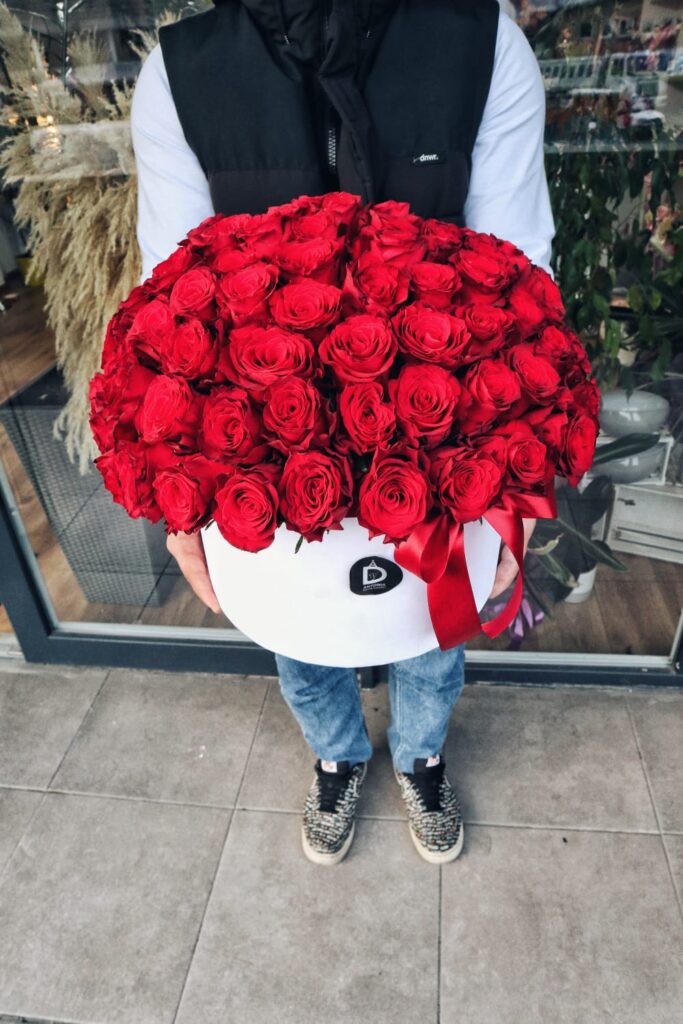 https://www.google.com/search?q=cutie+90+trandafiri+rosii&sxsrf=ALiCzsa3f9urFYdOGi5Ppxqw99M2HHolww:1668862336567&source=lnms&tbm=isch&sa=X&ved=2ahUKEwiF2f_VpLr7AhXGCewKHTpACPwQ_AUoAXoECAIQAw&biw=1536&bih=746&dpr=1.25